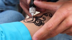 Encres de tatouage : interdiction de certains composés